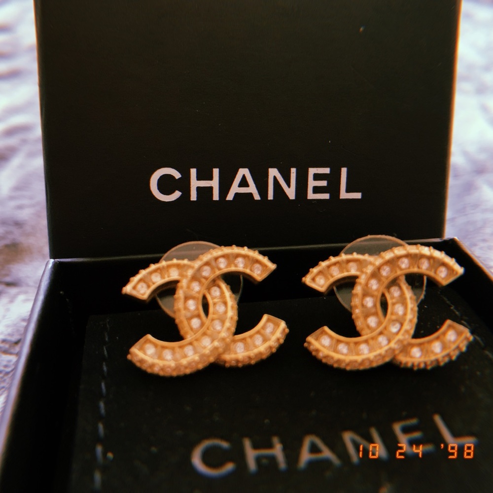 CHANEL light gold CC crystal earrings.